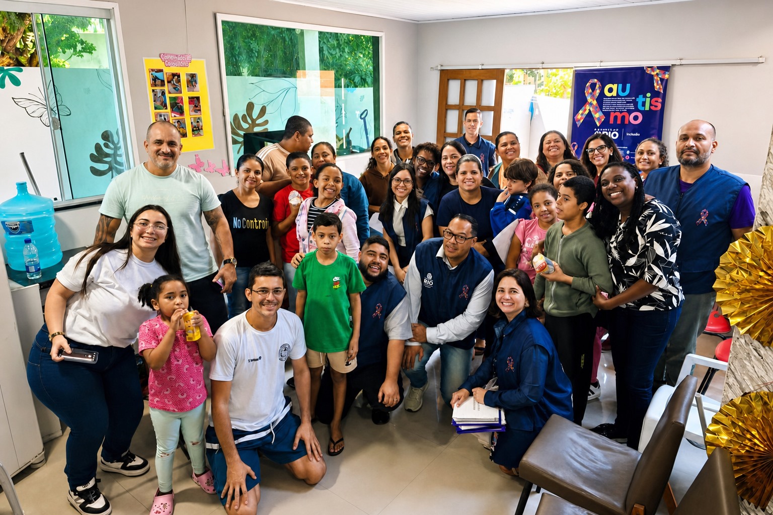 Famílias, crianças e equipe reunidas em uma ação de acolhimento do CAFAA